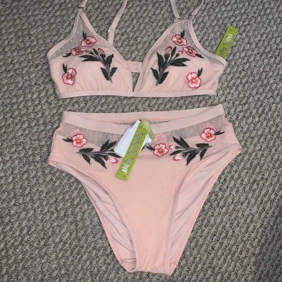 Bikini - Picture 1 of 3